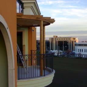 Pergolato curvo su balcone (2)